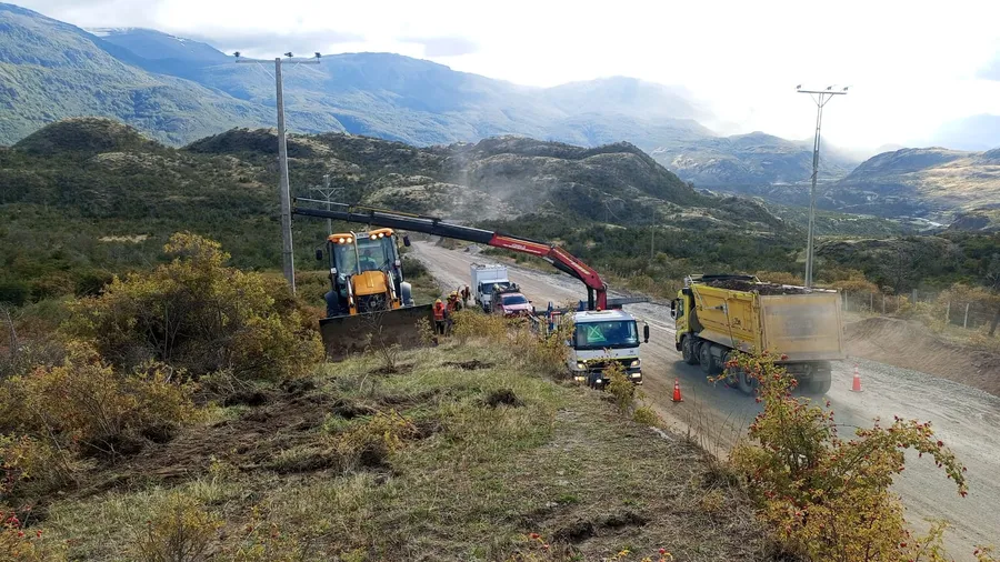 TRASLADO DE POSTES, CARRETERA AUSTRAL, COCHRANE, REGION DE AYSEN